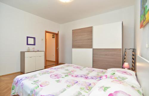 Apartments Gracijano 1724
