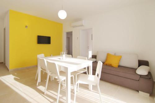 Apartments Denis 1742