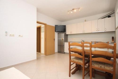 Apartments With A Parking Space Makarska - 2599