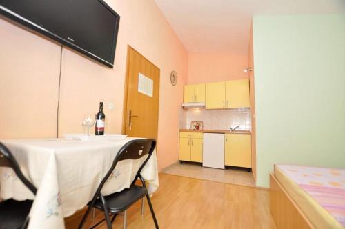 Apartments With A Parking Space Makarska - 14091