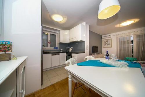 Apartments With A Parking Space Makarska - 16415