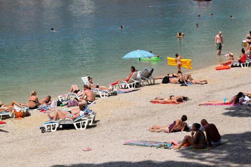 Hostal Apartments And Rooms With Parking Space Makarska - 9128