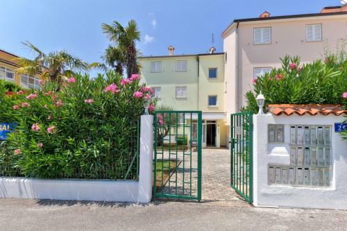 Hostal Diana House With Apartments