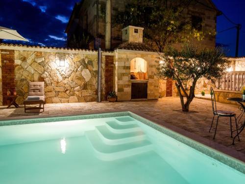 Villa Holiday Home Iva With Pool