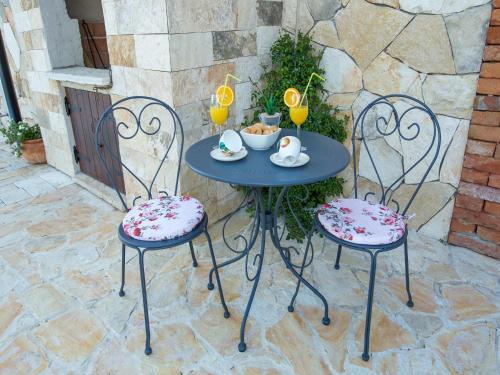Villa Holiday Home Iva With Pool