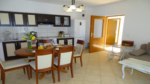 Villa Holiday Home Iva With Pool