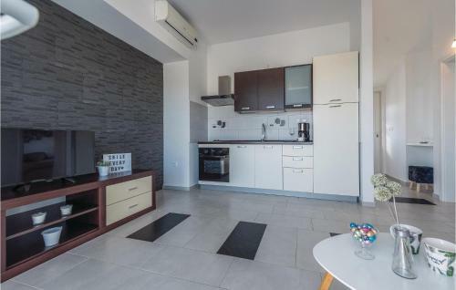 Four-bedroom Holiday Home In Sukosan