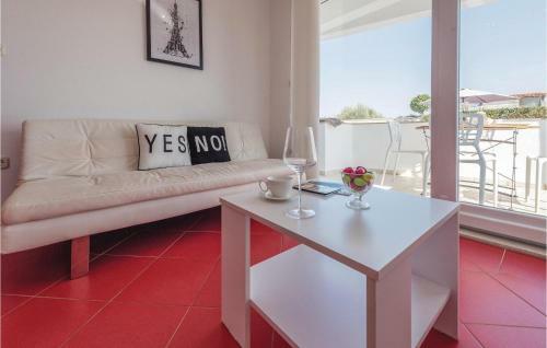 Four-bedroom Holiday Home In Sukosan