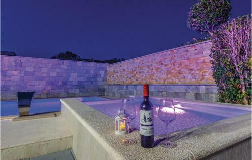Four-bedroom Holiday Home In Sukosan