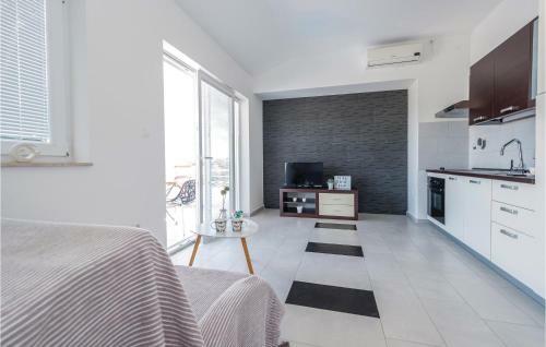 Four-bedroom Holiday Home In Sukosan