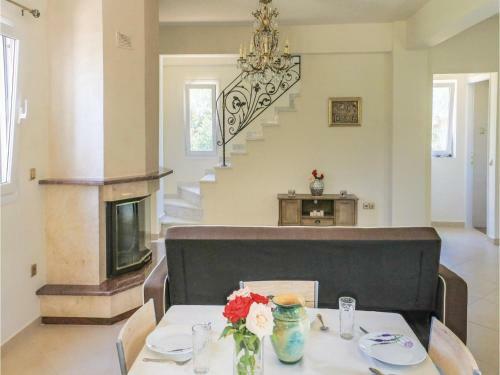 Four-bedroom Holiday Home In Diakopto