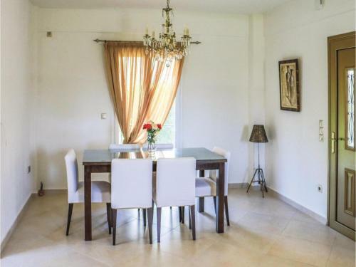 Four-bedroom Holiday Home In Diakopto