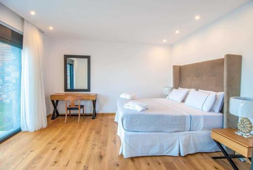 Plaka Villa Sleeps 8 Air Con Wifi