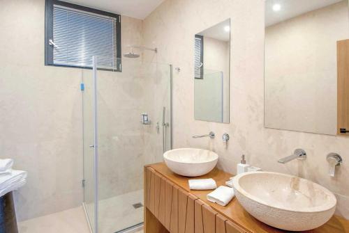 Plaka Villa Sleeps 8 Air Con Wifi