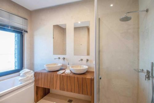 Plaka Villa Sleeps 8 Air Con Wifi