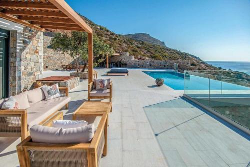 Plaka Villa Sleeps 8 Air Con Wifi