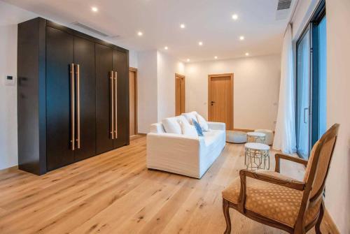 Plaka Villa Sleeps 8 Air Con Wifi