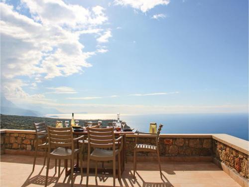 Four-bedroom Holiday Home In Kardamyli