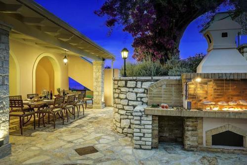 Kassiopi Villa Sleeps 14 Pool Air Con Wifi