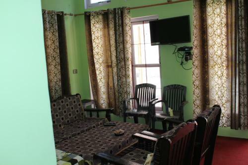 Hostal The Dhanolti Groove Garden