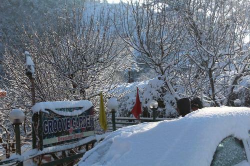 Hostal The Dhanolti Groove Garden