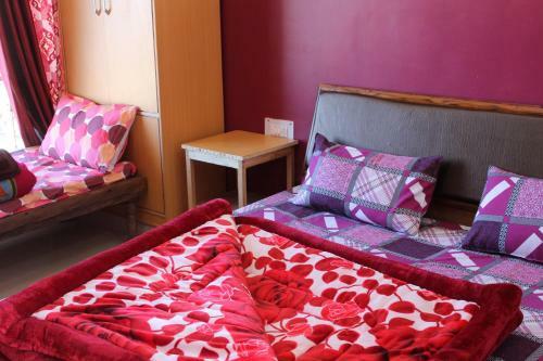 Hostal The Dhanolti Groove Garden