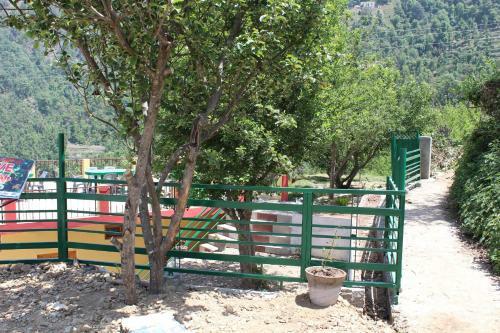 Hostal The Dhanolti Groove Garden