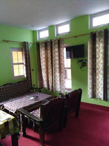 Hostal The Dhanolti Groove Garden