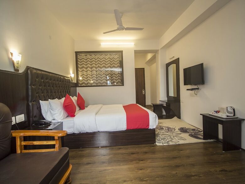 Hotel Oyo 16637 Tiara Regency