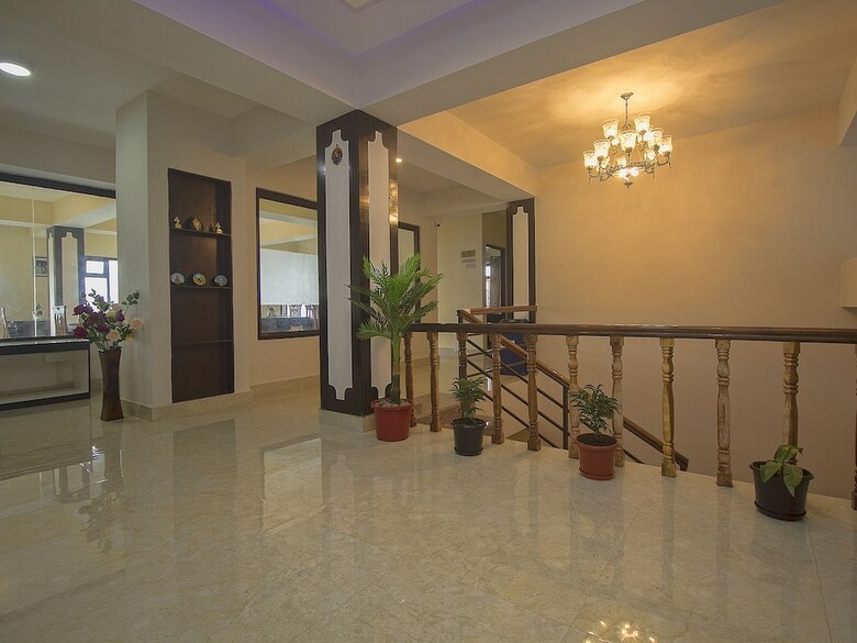 Hotel Oyo 16637 Tiara Regency