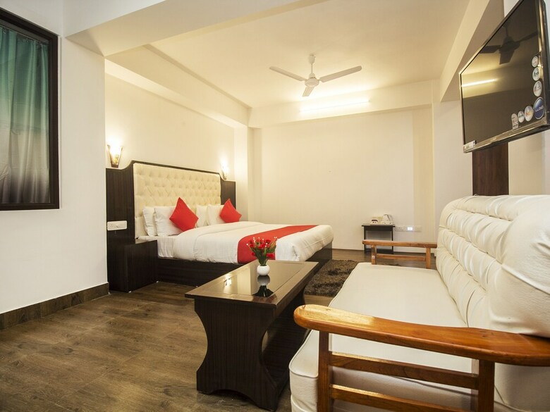 Hotel Oyo 16637 Tiara Regency