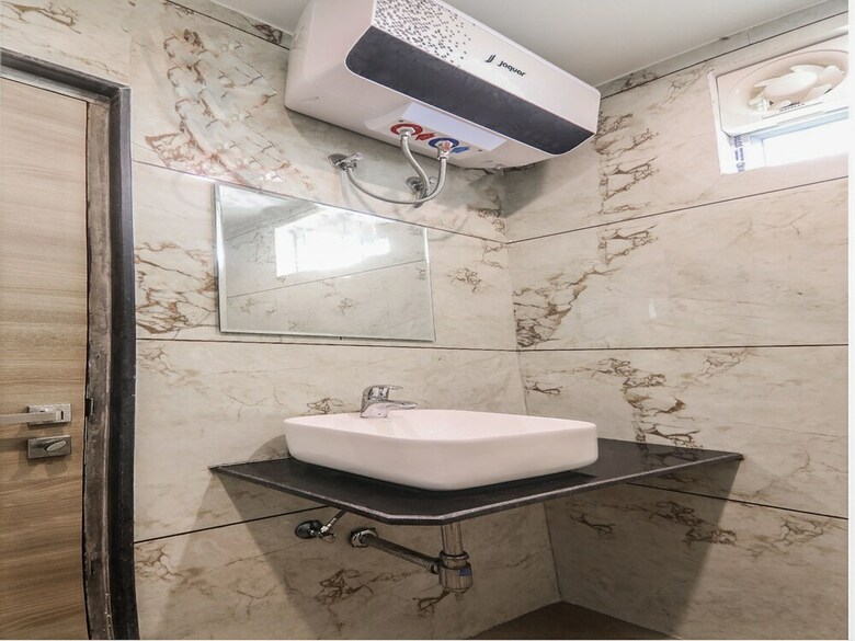 Hotel Oyo 17016 Galaxy Inn