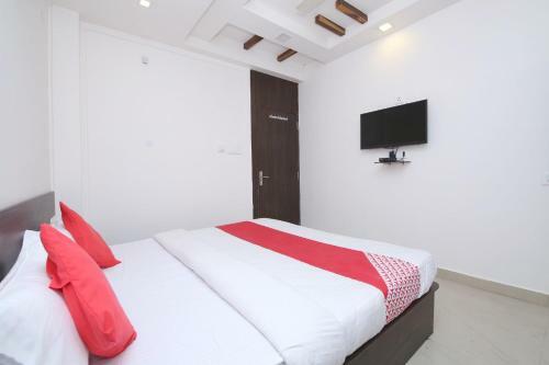 Oyo 14165 Hotel Blue Diamond