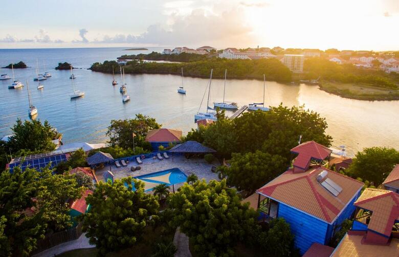 Hotel True Blue Bay Resort