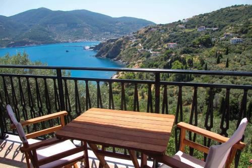 Skopelos Villa Sleeps 4 Air Con Wifi