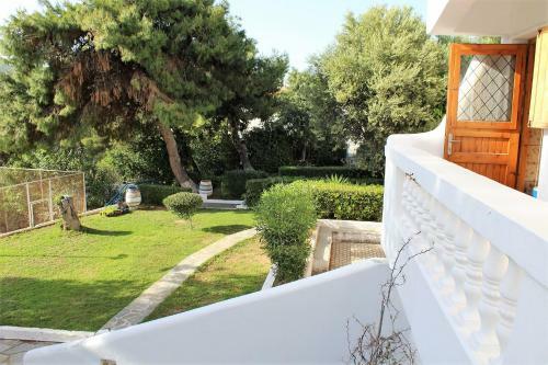 Villa Azure Sunrise 40m. From The Sandy Beach.