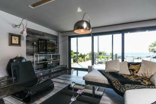 Luxury Beach Front Villa Selenia Platinum In Sounio, Athens