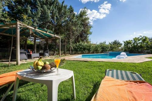Villa With Pool Close To The Airport, Vari 290m�