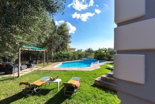 Villa With Pool Close To The Airport, Vari 290m�