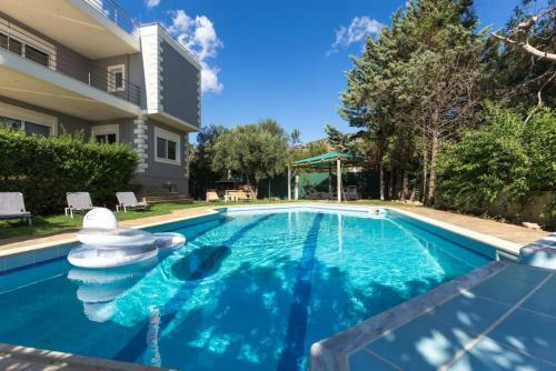 Villa With Pool Close To The Airport, Vari 290m�