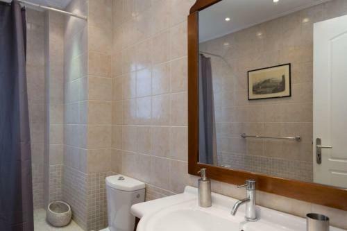 Villa With Pool Close To The Airport, Vari 290m�