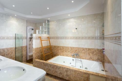 Villa With Pool Close To The Airport, Vari 290m�