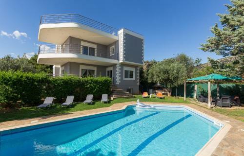 Villa With Pool Close To The Airport, Vari 290m�