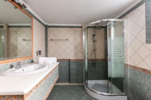 Stone Lion Luxury Villa