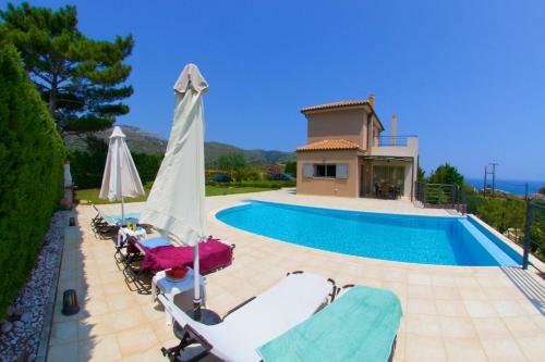 Skala Villa Sleeps 6 Pool Wifi