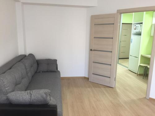 Apartment Urozhaynaya 71/7