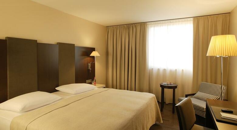 Hotel NH Airport