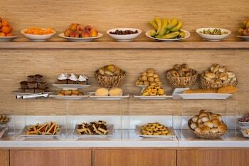 Real Colonia Hotel And Suites