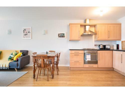 Bright & Modern, 1 Bedroom Apartment For Up To 4