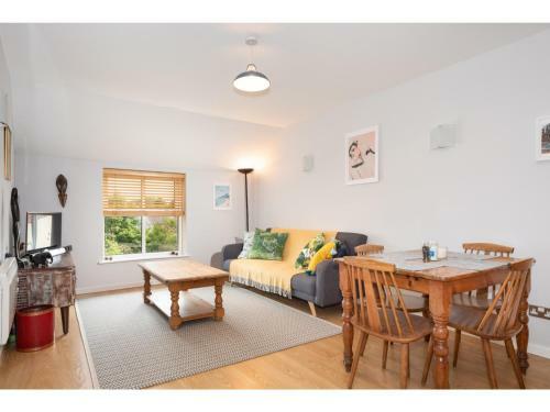 Bright & Modern, 1 Bedroom Apartment For Up To 4